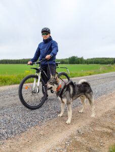 koira ja mies pyöräilevät