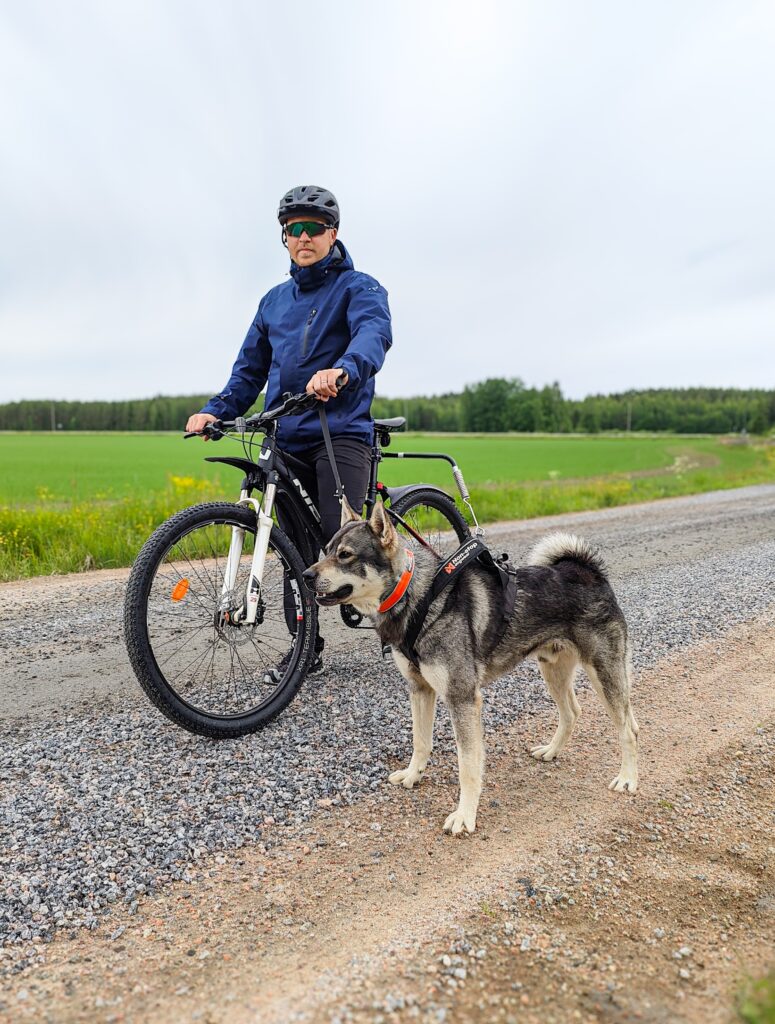 koira ja mies pyöräilevät