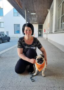 Mopsikoira omistajansa kanssa