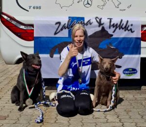 Kaksi koiraa ja Marika keskellä