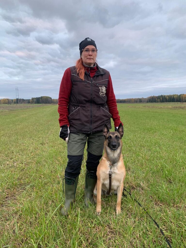 Ohjaaja ja koira peltojäljellä